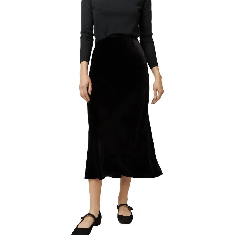 Light Comfort Mare Skirt In Black Velvet